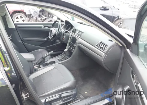 2017 Volkswagen Passat 1.8T R-Line z USA, uszkodzony, nr VIN 1VWDT7A32HC004021